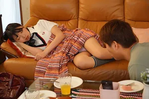 Chàng trai trộm nhìn quần lót con ghệ ghệ đang ngủ thì bị phát hiện